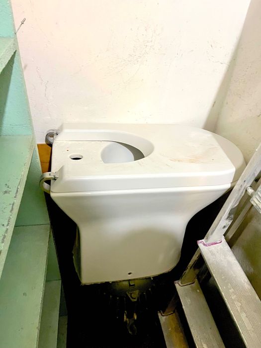 Стоящо биде с капак Roca - чисто ново, неизползвано!