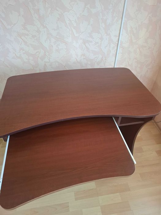 Продавам дървено бюро