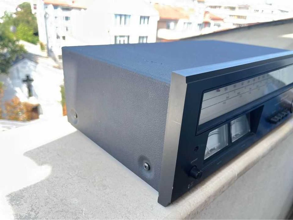 Стерео Тунер SHARP ST-1122, произведен през 1978 година.