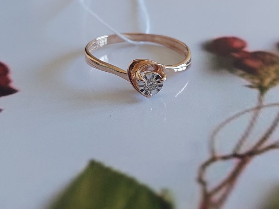 Золотое кольцо с бриллиантом