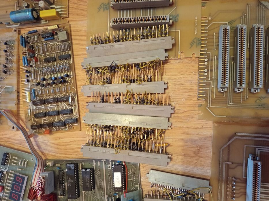 Стара ретро електроника за части или за рециклиране