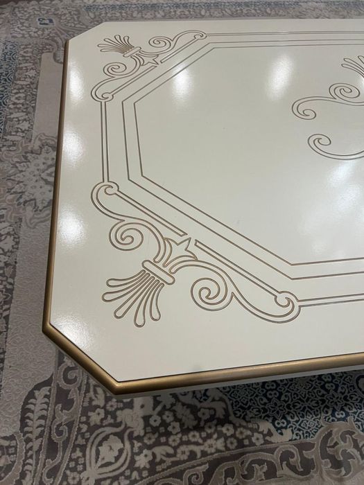 Стол и стулья для гостиной