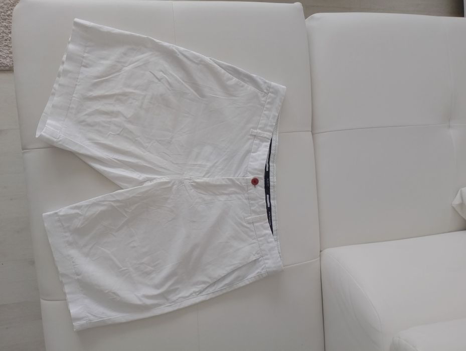 Vând bermude bărbătești ,C &A,produs de calitate,ca și noi.