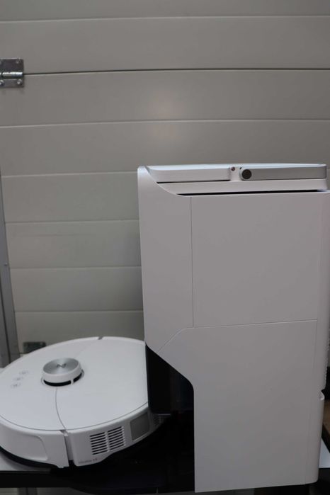 Роботизирана прахосмукачка roborock S8 MaxV Ultra с функция за моп и повдигащ моп, обстойно почистване благодарение на разтегателната странична четка