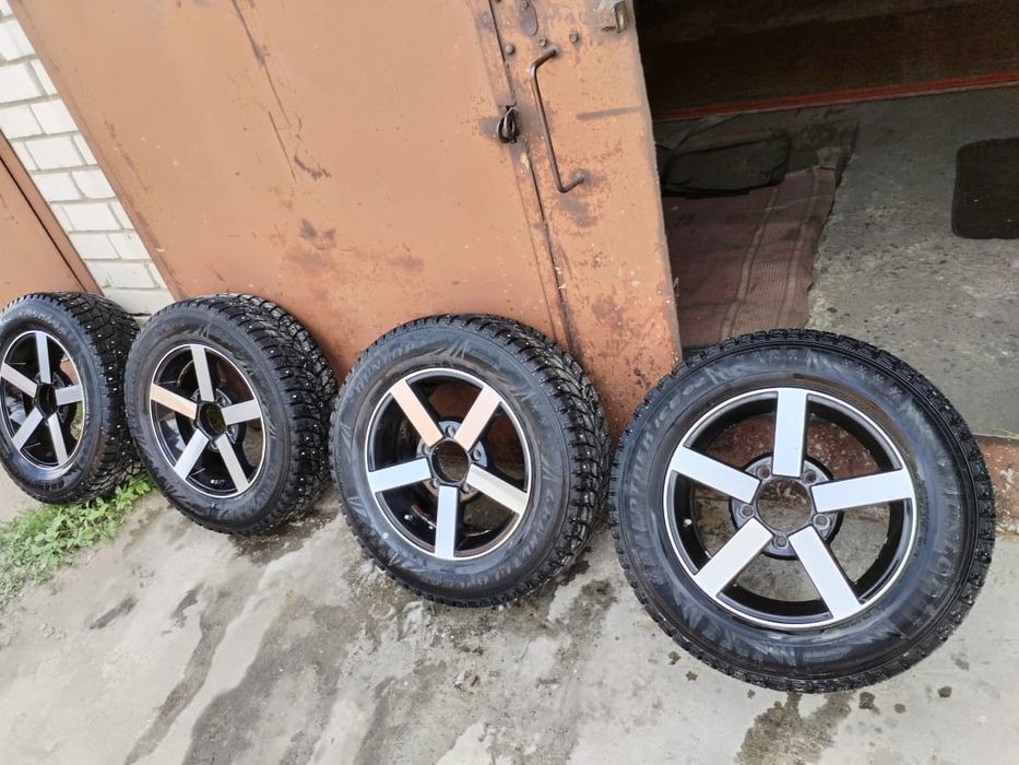 Продам диски с  резиной на ниву