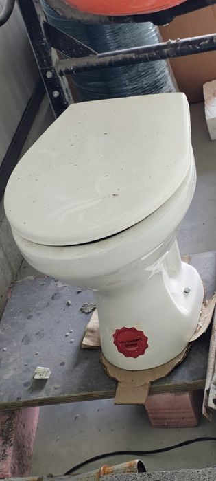 тоалетна чиния с задно оттичане