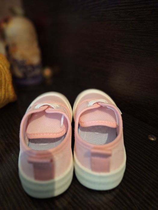 Продаю НОВЫЕ кроссовки для девочки