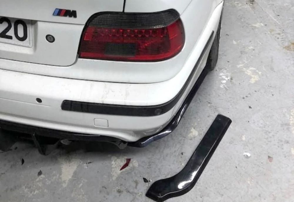 Extensii / coltare lip bara spate compatibile BMW Seria 5  E39 negru lucios