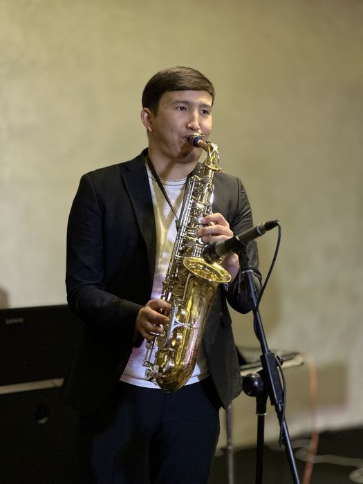 Саксафонист Астана  {Живая музыка}.