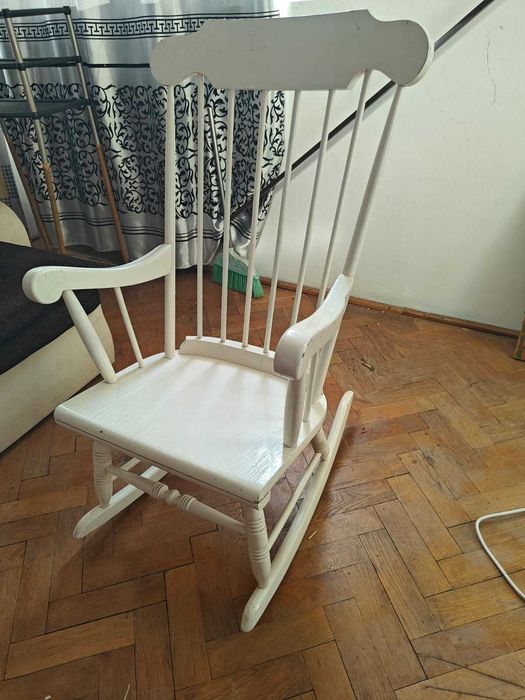 Scaun balansoar din lemn masiv de brad vopsit pentru casa (nu gradina)
