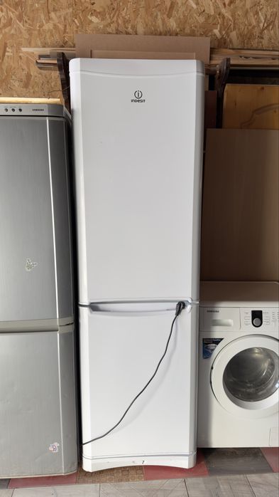 Продам стоячий холодильник indesit