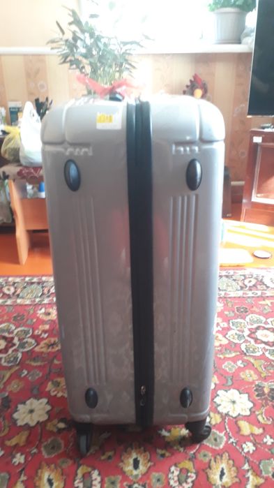 Чемодан пластик большой