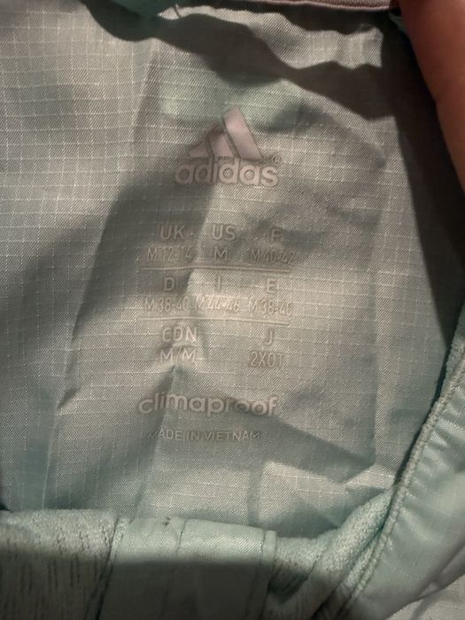 Страхотна ветровка Adidas