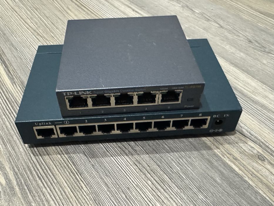 Продавам два работещи мрежови суича