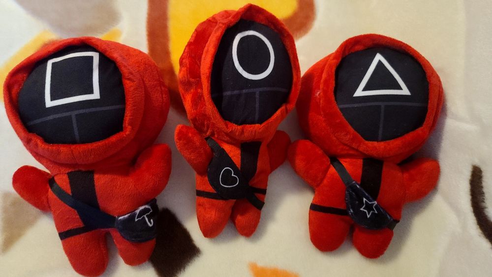 Plusuri si Jocul Gonggi Calamarului / Squid Game