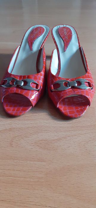 Чисто нови сандали ест.кожа