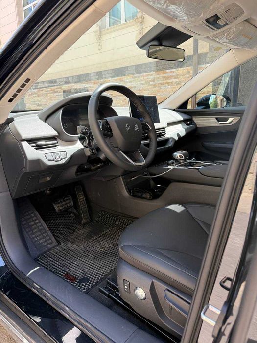 продаётся  HongQi E-QM5