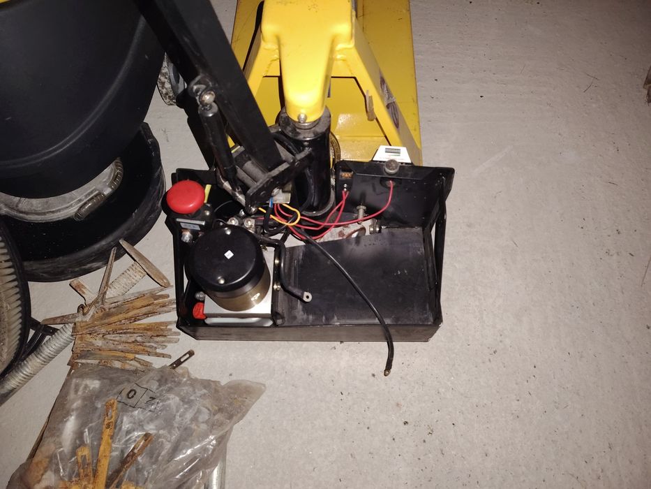 Elevator cu furci tip foarfece