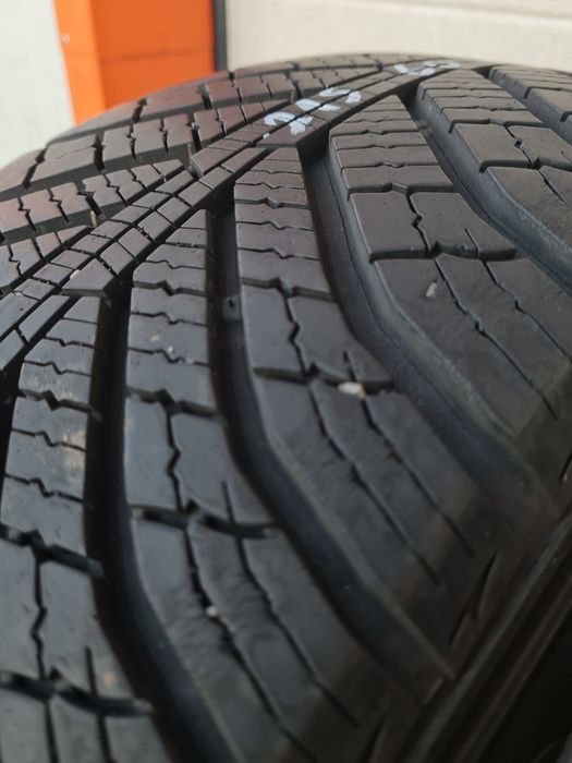 Всесезонни гуми 2 броя KUMHO Solus HA31 215 60 R16 дот 4220
