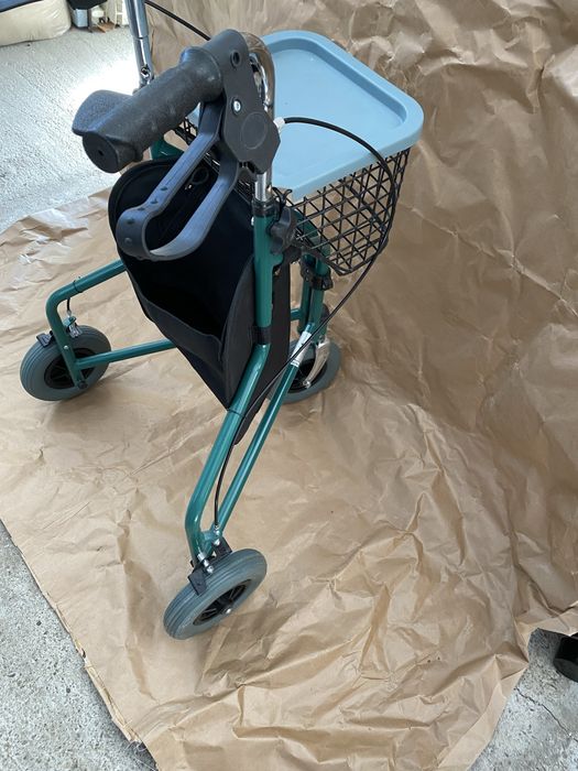 Cadru(rolator) cu 3 roti