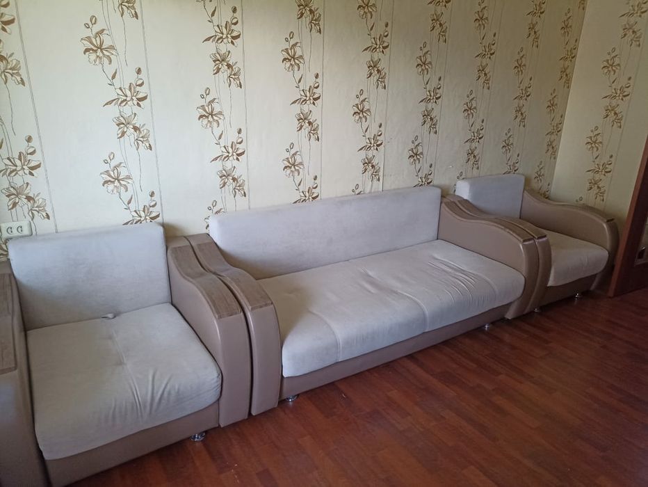 Продам диван с двумя креслами