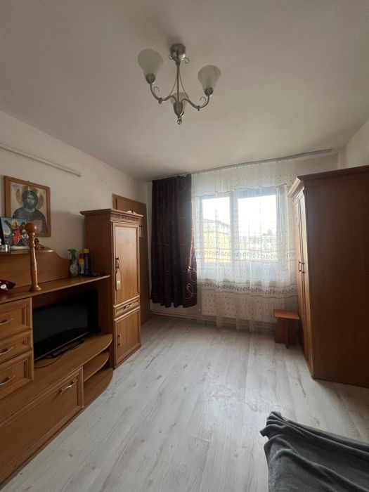 Vând apartament semidecomandat