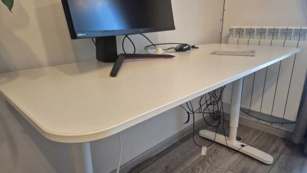 Birou IKEA BEKANT, stare foarte buna