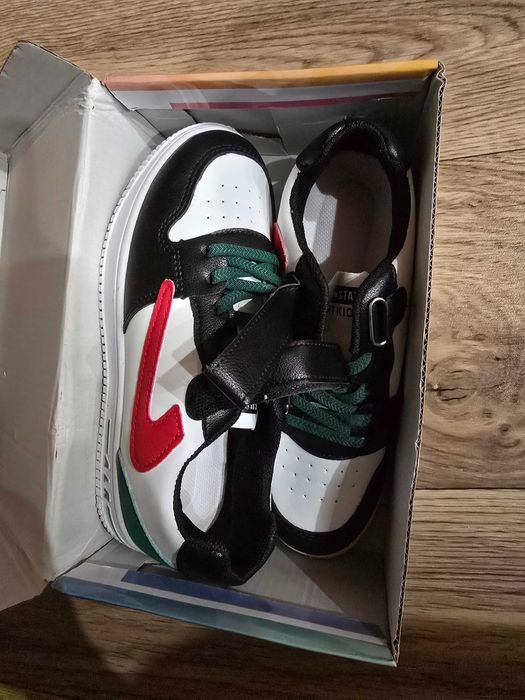 Продам кроссовки коженные детские