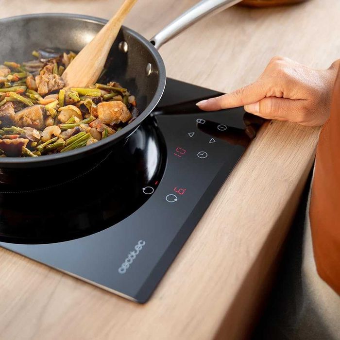 Двоен Стъклокерамичен котлон Cecotec, 3000W, 16 и 20 см диаметър.