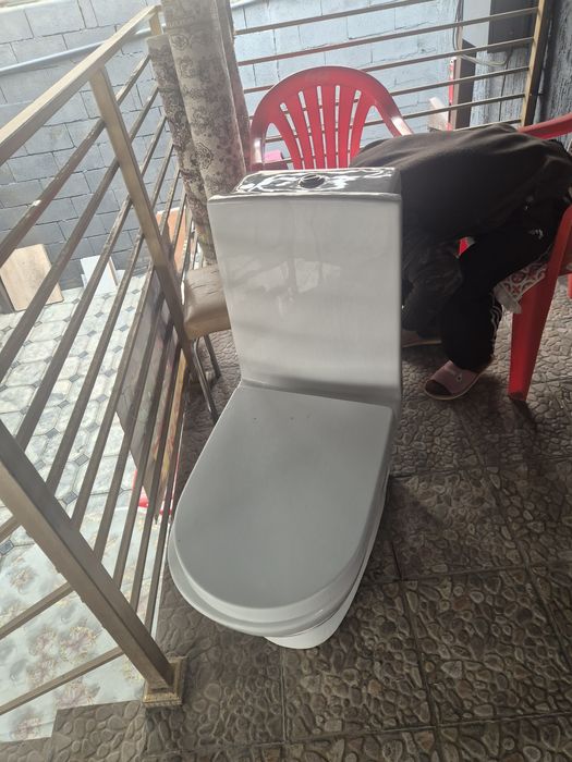 продается унитаз литой