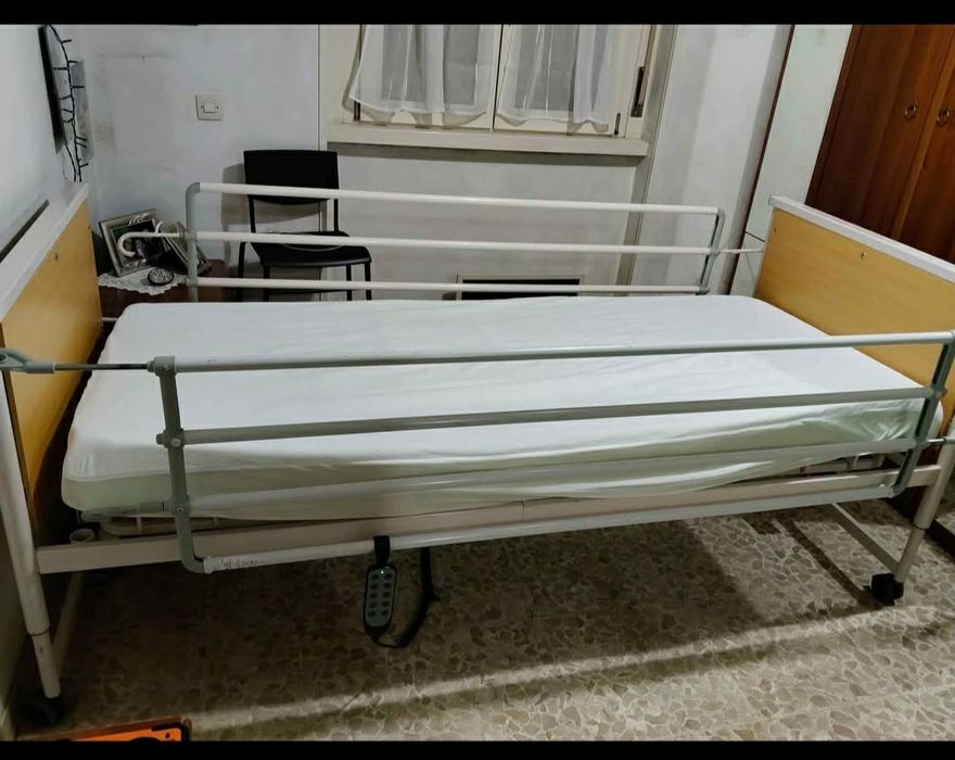 Vând pat pentru persoane  cu dizabilități