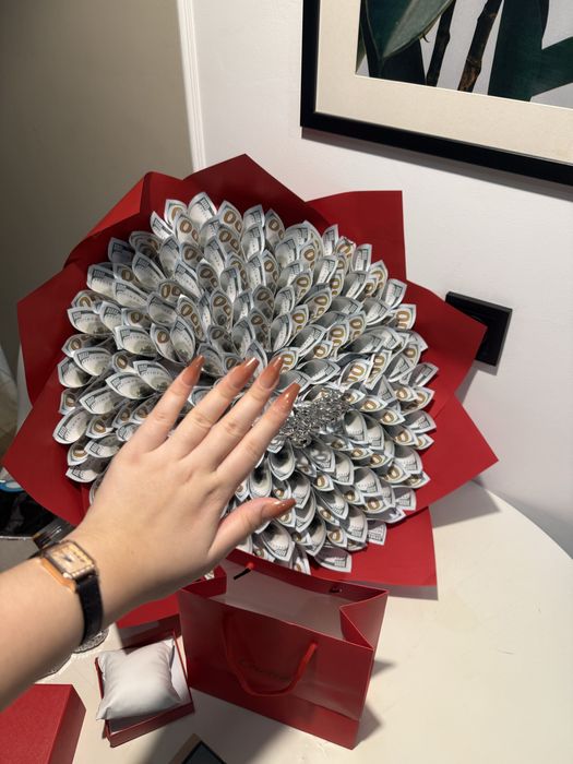 Букет из долларовых купюр