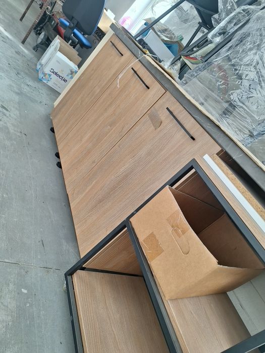 Vand mobilier. Noi