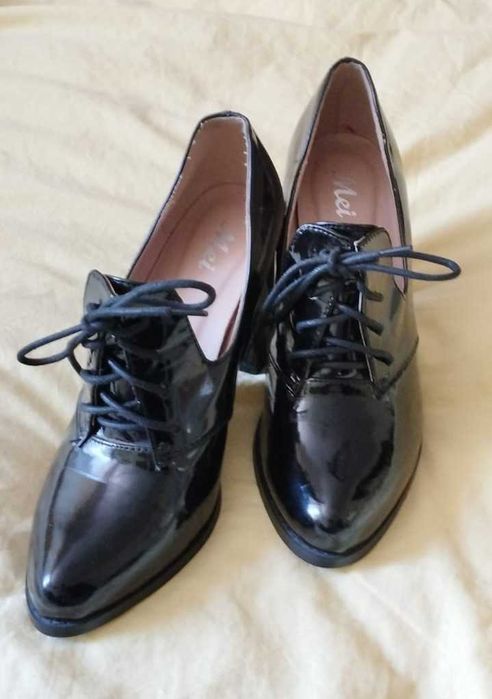 Pantofi negri de lac