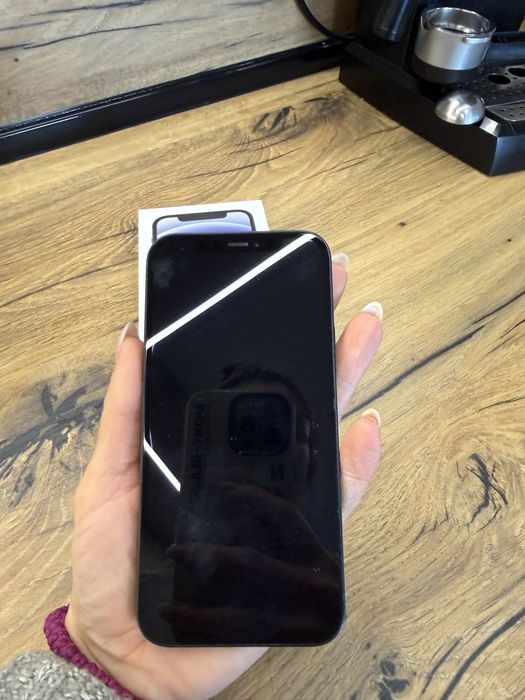 Iphone 12 + 7 кейса и кабел