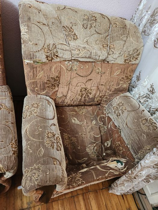 Мебель старая, диван и детали кровати