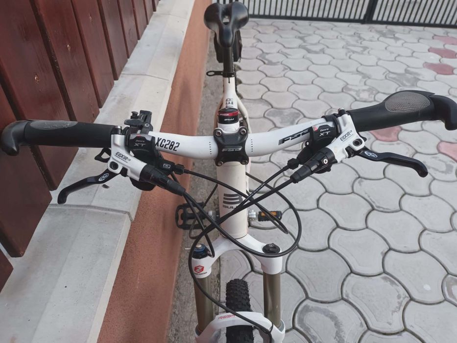 Vind bicicleta bulls cadru 52 roti pe 26 adusa recent elvetie