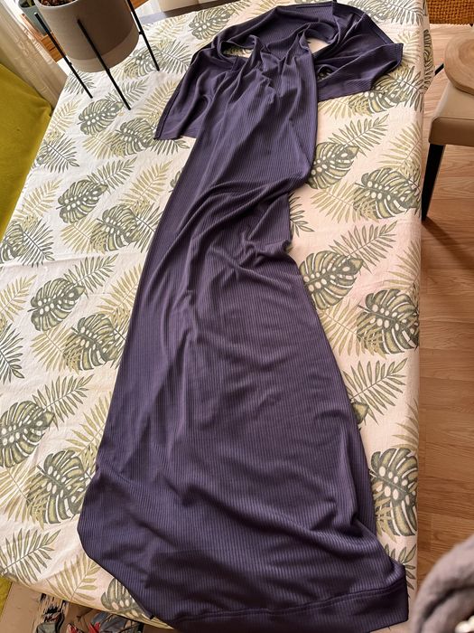 Дълга лилава рокля, с воал отзад