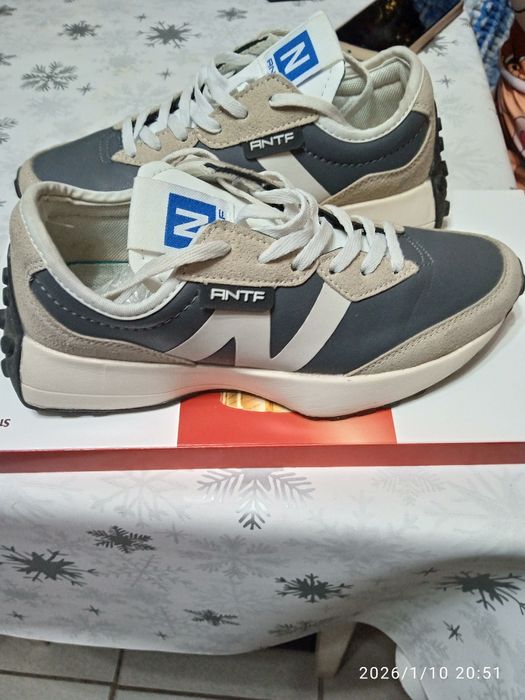 Кроссовки женские 37размер.