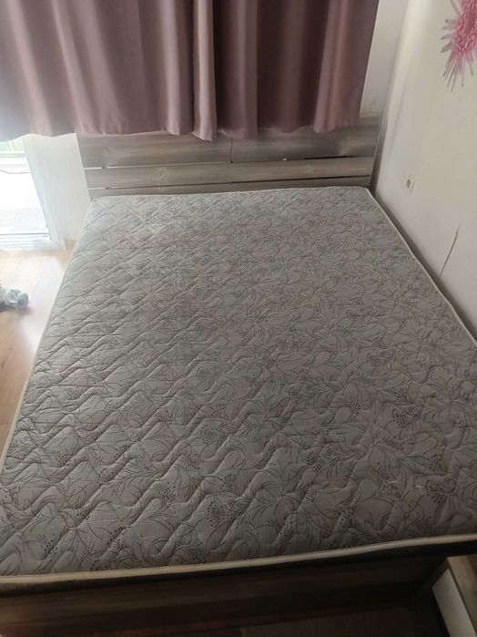 Продавам еднолицев матрак 160/200 и повдигащ механизъм