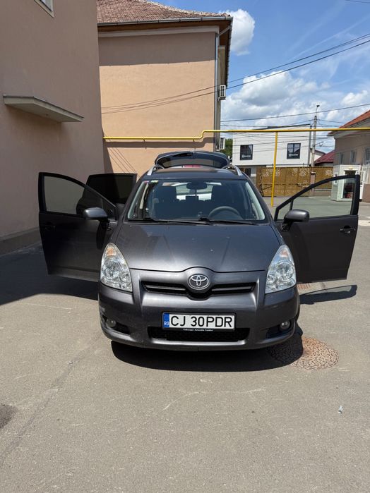 Mașina Toyota corola verso