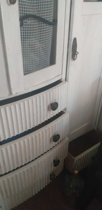 Credenț alb cu negru