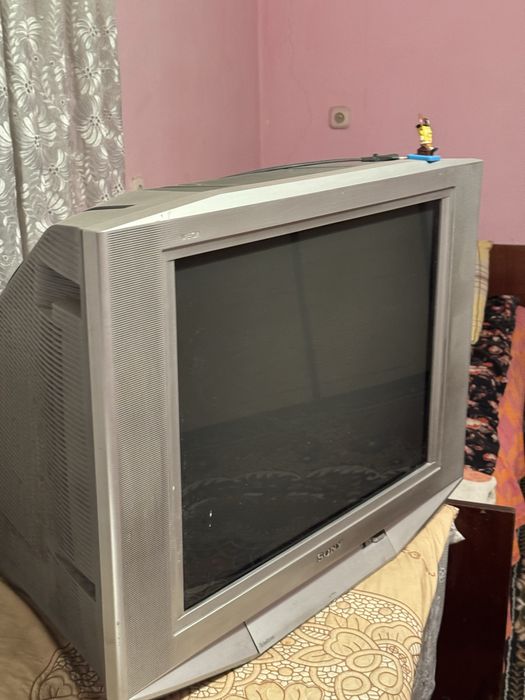 Телевизоры один рабочий