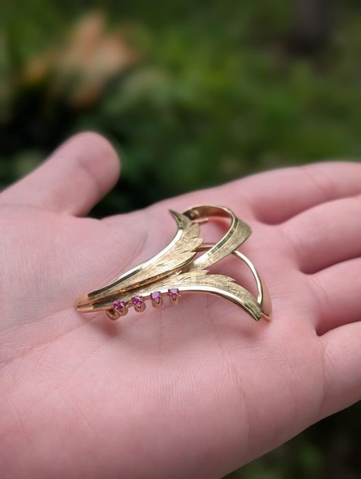 Veche brose din aur de 14K 585, cu pietre rosii rubine
