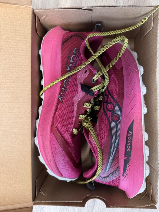 Sauconny Peregrine 15 - Marime 38 (Dama/Copil) Magenta/Black