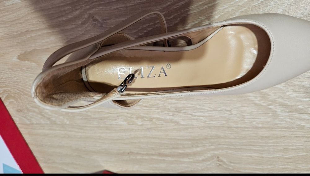 Дамски сандали с дебел ток