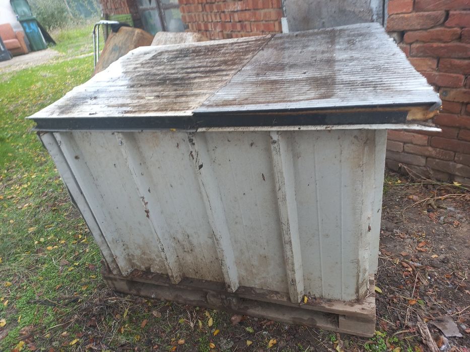 Продавам две къщи за кучета.