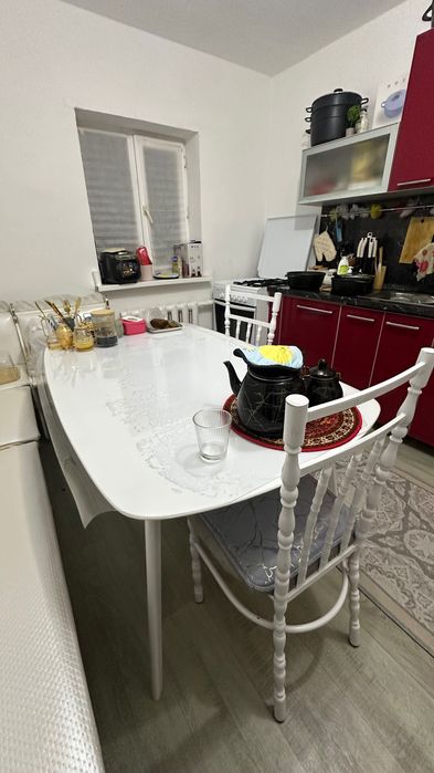 Стол и стулья……..