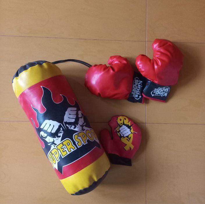 Играчки за момчета: писта hot wheels, джипове, боксова круша, пушка