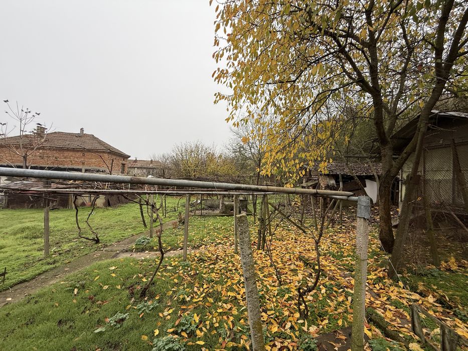 Къща с гараж равен и голям Двор!